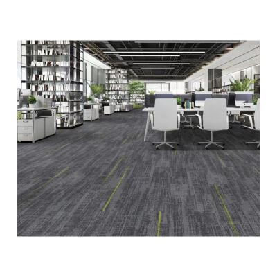 Chine Carreaux de tapis antidérapants 50x50 Choix professionnel pour les planchers modulaires de bureau à vendre