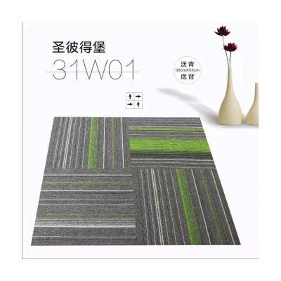 China Gesamtgewicht 700-750g Luxus 100% Pp Teppichfliesen für Zuhause 50x50cm Quadrate zu verkaufen