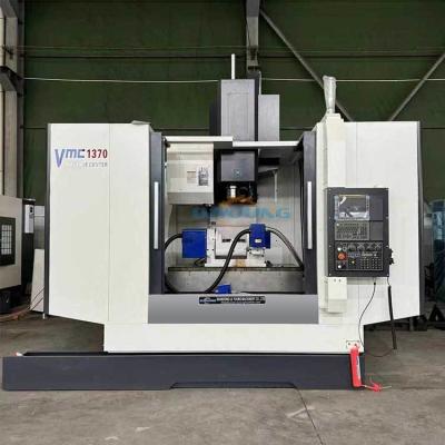 China VMC1370 CNC-Maschine mit einer Wiederholgenauigkeit von 0,005 mm und einer maximalen Tischlast von 1100 kg zu verkaufen