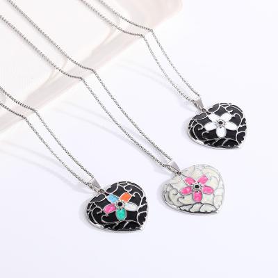 China 2021 New Hiphop Stainless Steel Jewelry Flower Necklace Cast Color Stainless Steel Heart-shaped Necklace for sale