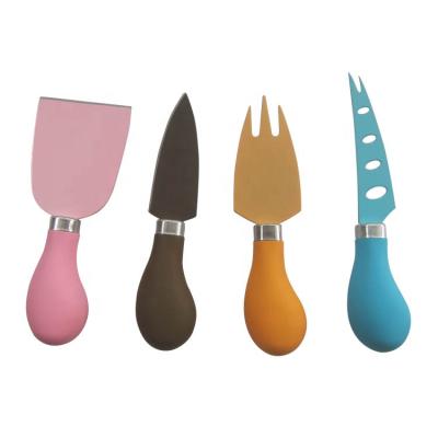 China Viable Wholesale Good Quality 4 Pcs Oak Handle Cheese Knives Colorful Plastic Cheese Knife Set for sale