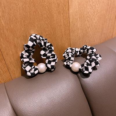 China High Quality/Factory Source Checkerboard Black And White Satin Scrunchies Large Pearl Squared Elastic Hair Circle Women Hair Band for sale