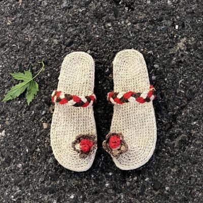 China Summer New Breathable Style Fashion Flat Flippers Ladies Fashion Flower Decoration Sandals Women Hemp Beach Slippers for sale