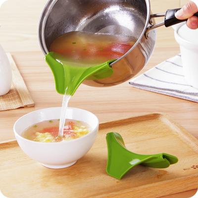 China Kitchen Gadgets Silicone Anti-Spill Leak Pot with Round Mouth Edge Deflector 20g for sale