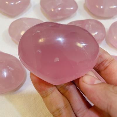 China Wholesale High Quality Lightning Rose Quartz Heart Pink Crystal Rose Quartz Carving Heart from Europe Star for sale