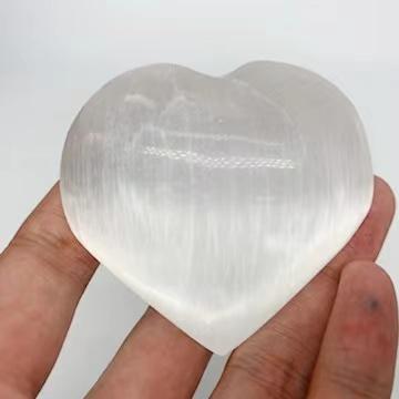 China Africa Selenite Carved Heart Healing Crystal Hand Made Selenite Heart For Wholesale Home Feng Shui Point Christmas Decoration White for sale