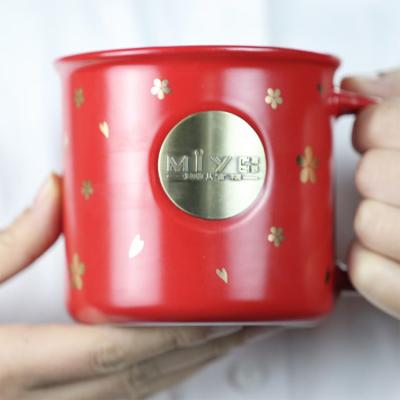 China Sustainable Creative Camp Mug With Metal Brand Ceramic Coffee Mugs With Christmas Design for sale