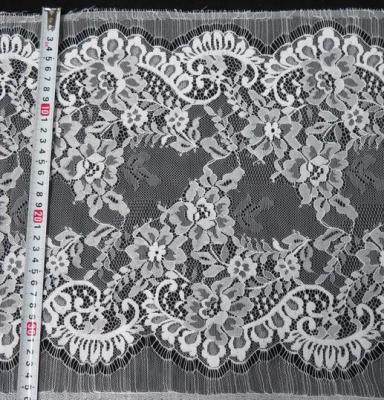 Chine Équilibre en nylon de dentelle d'oeillet, dentelle nuptiale de feston floral pour la robe de soirée à vendre