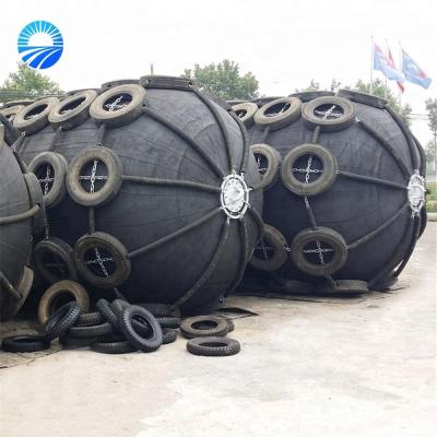 China Pneumatic Inflatable Rubber Boat Dock Fenders with Tyre and Hot Dip Galvanized Chain Net Te koop