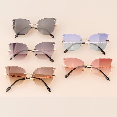 China Fashion Sunglasses Personality Crystal Diamond Ocean Piece Metal Frame Ladies Sunglasses New Shape Rimless Oversized Sun Glasses Shades for sale