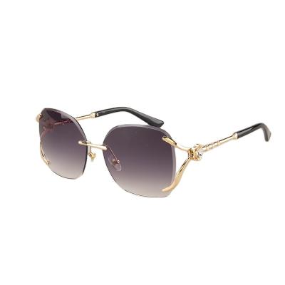 China Fashion Sunglasses Multiple Color Metal Frame Sun Glass Women High Quality Luxury for sale