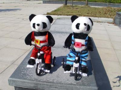 Chine Jouets musicaux de peluche de coton de 100% pp, jouet mou de panda animal électronique de bicyclette à vendre