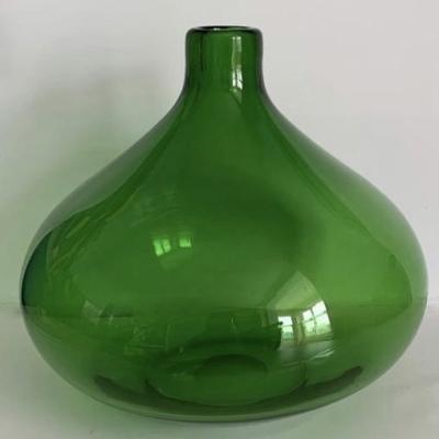 China Traditional New Product Mushroom Vase Green Color Organic Hand Made Stained Glass For Home Decoration for sale