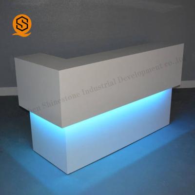 China Material de piedra artificial mostrador de recepción en forma de L contemporáneo del LED del pequeño en venta