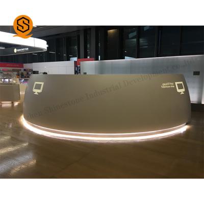 China Mostrador de recepción superficial sólido de acrílico del círculo de los muebles LED semi en venta