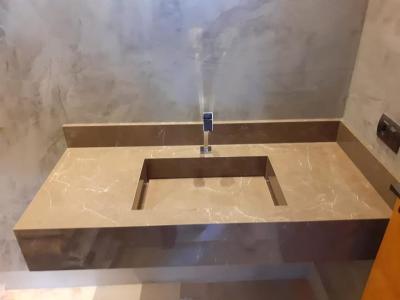 Cina Grano unito senza cuciture irregolare di pietra artificiale del marmo di Brown del lavabo dello SGS in vendita