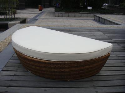 China Half Round Outdoor Rattan Daybed With White Cushion And Pillow for sale