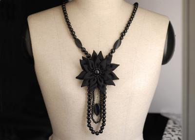 China Solo Fabric Strand Corsage flor negra joyería artesanal Necklacesfor mujeres en venta