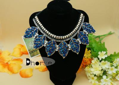 Chine Le cristal bleu de forme de feuille perle le collier perlé par collier avec des fausses pierres à vendre