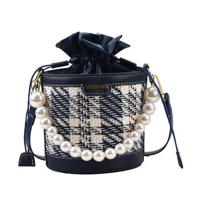 China New Fashion Trendy Small Pearl Clips Girls Bucket Handbag Ladies Plaid Luxury Handbags For Young Woman for sale