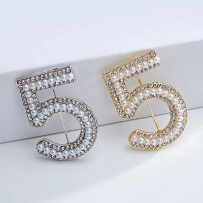 China Fashion Jewelry Fabric Decoration Luxury Number 5 Women's Brooch Pins For Women's Designer Brooches Rhinestone Pearl Clothing Scarf Brooches for sale