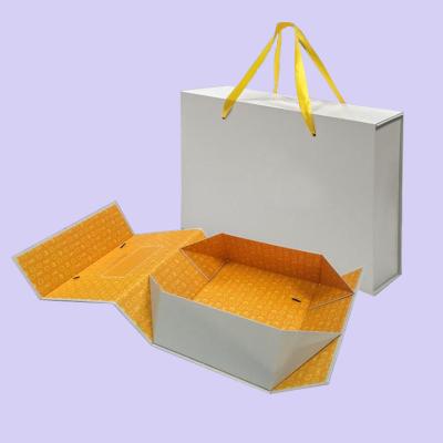 China 2022 Recyclable New Arrived Stock Contract Cardboard Airplane Paper Foldable Gift Box With Ribbon Handle for sale