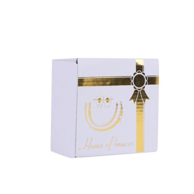 China Recyclable Para Decoracion De Flores Clamshell Packaging Custom White Gift Box Card White Corrugated Wine Paper Pastry Box With Tan for sale