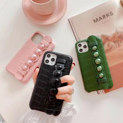 Cina Luxury Crocodile Grain Pearl Strap Cover Mobile Phone Protective Leather Case For IPhone XS in vendita