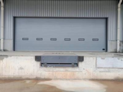 China Industriële automatische geïsoleerde metalen sandwichpaneel van staal Buitenste sectie Schuiflift Overhead Garage Roll Up Door Te koop