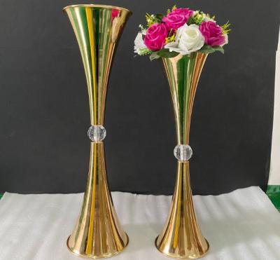 China Large Metal Iron Trumpet Vase Gold Flower Stand Wedding Flower Stand Table Centerpieces Decoration for sale