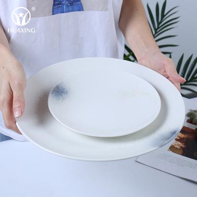 China Sustainable High Quality Round Matte Porcelain Ceramic Charger Dish Round Dinner Restaurant Ceramic Wedding Set for sale