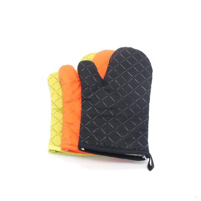 China Modern Non-slip Cotton Oven Mitt Christmas Kitchen Mitten Heat Resistant Silicone Cooking BBQ for sale