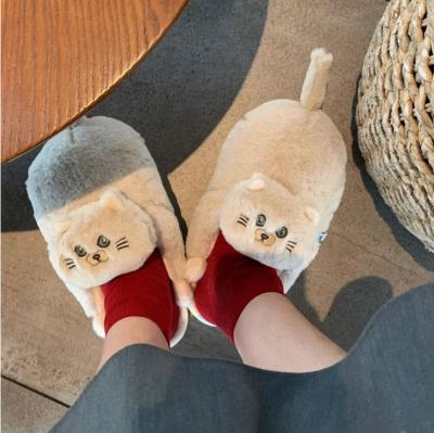 China 2023 Fashion Trend Hugging Cat Slippers Ladies Fashion Winter Home Slips Kawaii Floor Shoes Furry Slippers for sale