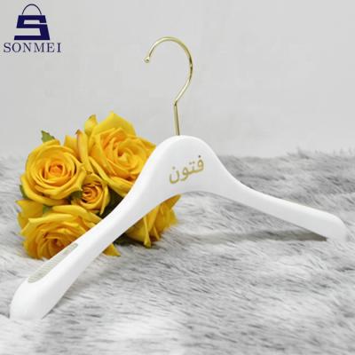 China Durable Hot Stamping Gold Logo Clothes Sweater White Plastic Hanger for sale