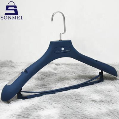 China Durable Navy Blue Plastic Hangers Rubber Coated Square Suit Hangers for sale