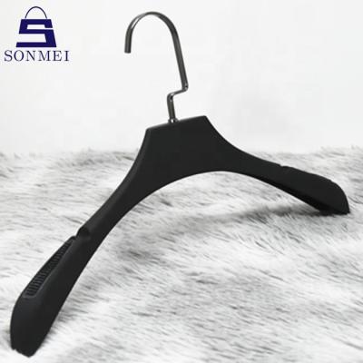 China Durable Plastic Black Gun Hook Non-Slip Shirt Hanger Rubber Dress Hangers for sale