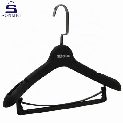 China Durable Customized Rubber Coated Suit Garment Hanger With Bar for sale