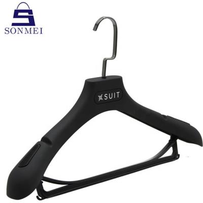 China Durable Customized Black Rubber Coated Suit Hanger With Bar for sale