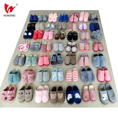 China CUSHIONING New Arrival Women And Men Faux Fur Cartoon Plush Slippers Cute Antiskid Soft Indoor Winter Home Slippers Unisex Plush Slippers for sale