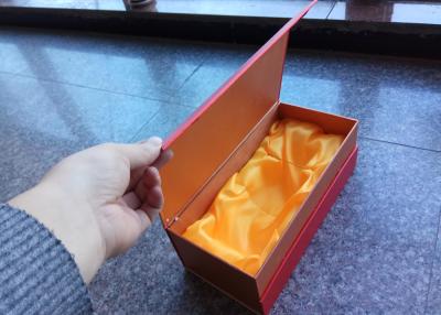 China Van de Giftdozen van de wijnfles Hard van de de Boutique Rode Kleur de Rechthoekvorm Aangepast Embleem Te koop