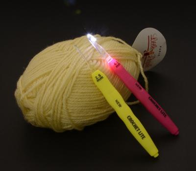 China Light up crochet hooks wholesale Dongguan haohong wool yarn hand knitting with LED lighted crochet hooks for sale