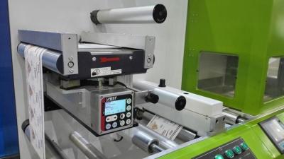 Chine Machine de découpage de laser en métal du CO2 rf pour l'autocollant auto-adhésif à vendre