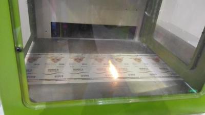 Chine Machine découpée avec des matrices par laser, découpeuse de laser de label pour que le petit pain roule l'autocollant à vendre