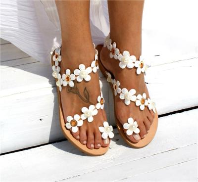 China Fashion Trend Beach Wide Fit Sandals With White Flower Decorated Flat Women's Sandals for sale