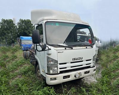 中国 中古トラック Isuzu ELF 600p 貨物トラック 4KH1 ディーゼルエンジン 白い車体 販売のため