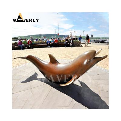 China Europe Brass Or Bronze Large Animal Metal Statues Casted Dolphin Sculpture Dolphin Swimming Pool Statue for sale