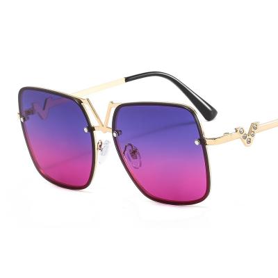 China 3807 Diamond Ladies New Fashion Sunglasses Metal V-shaped Ins Style Square Gorgeous Casual Sunglasses for sale