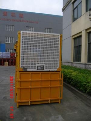 China 0 - 96 m / min Single Cage Yellow 1000kg SC200 Material Personnel Hoist for Building for sale