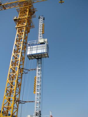 China Gele 2000 kilogram OEM goederen bouw Hoist lift voor gebouw Te koop