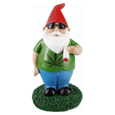 China Handmade Outdoor Resin Lawn Decoration Resin Garden Gnome Smoking Statue@ for sale